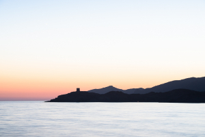 Romantische Abenddämmerung am Meer nach Sonnenungtergang in der Bucht von S'Abba Druche an der Sardinischen Westküste