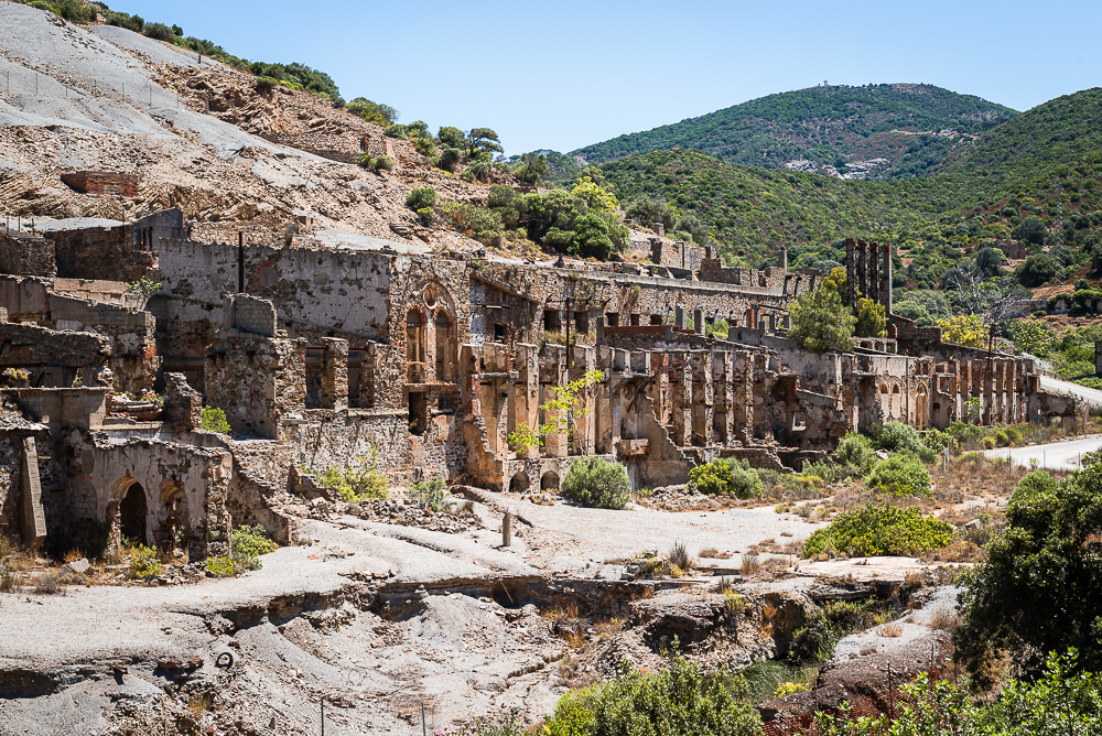Verfallene Fassaden und rostige Metallteile in den Ruinen des verlassenen Erzbergwerks Naracauli bei Ingurtosu, Costa Verde, Sardinien, Italien