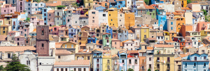 Die bunten Fassaden der schmalen Häuser in der Altstadt von Bosa, Sardinien