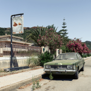 Classic Car und Retro Design - alter, staubiger, verwitterter und rostiger Ford Taunus Automobil parkt am Straßenrand in der grellen Mittagssonne, Bosa, Sardinien