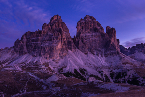 Die Auronzohütte und die südlichen Felswände der Drei Zinnen leuchten in der herbstlichen Morgendämmerung, Dolomiten, Provinz Belluno, Italien