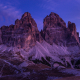 Die Auronzohütte und die südlichen Felswände der Drei Zinnen leuchten in der herbstlichen Morgendämmerung, Dolomiten, Provinz Belluno, Italien