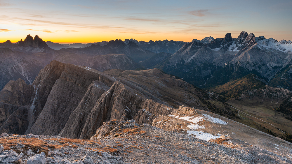 Alpen-Panorama mit Sextener Dolomiten, Cadini-Gruppe, Cristallo-Gruppe, Pala-Gruppe und der Plätzwiese vom Gipfel des Dürrensteins in der herbstlichen Morgendämmerung, Südtirol, Italien