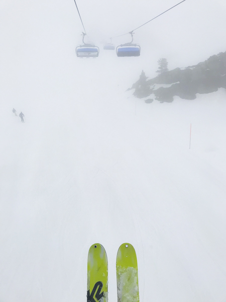 Skispitzen im Nebel im Sessellift bei der Hochalm im Skigebiet Obertauern, Österreich