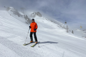 Zum Saisonabschluss im April herrschen morgens am Zehnerkar nochmals perfekte Bedingungen zum Skifahren, Obertauern, Österreich