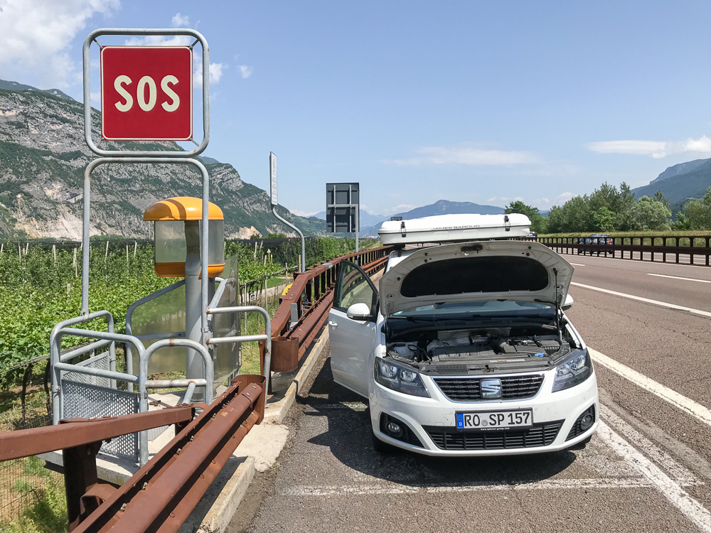 Autopanne mit Abschleppen auf der Brennerautobahn bei Rovereto (Trentino)