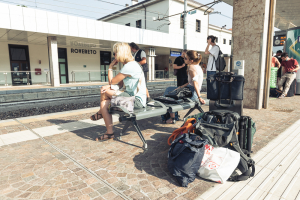 Warten am Bahnhof Rovereto (Trentino) auf den Zug zur Rückreise