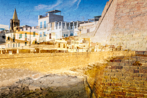 Bunte Häuser der Altstadt von Alghero oberhalb der Festungsmauer der Altstadt von Alghero, Sardinien