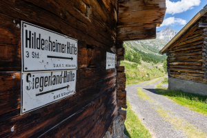 Wegweiser zu den Berghütten der Ötztaler Alpen an den Almhütten im Windachtal, Sölden, Österreich