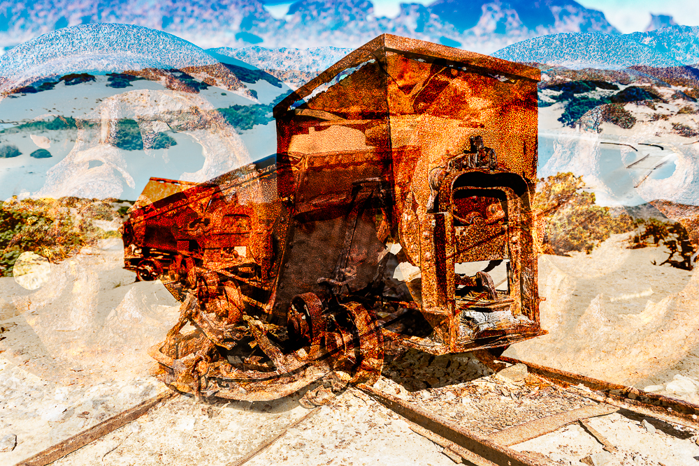 Verrostete Wagen und Schrott einer Eisenbahn zum Transport von Blei und Zink aus den MInen im Bergbau von Ingurtosu in den Dünen am Strand von di Piscinas an der Costa Verde, Sardinien, Italien