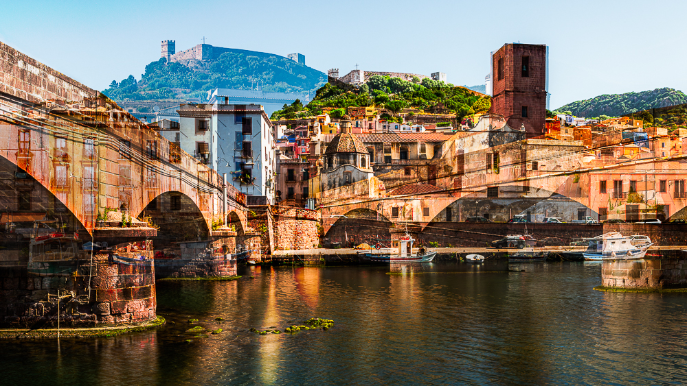 Malerisches Bosa - Steinbrücke über den Fluss Temo vor den bunten Häusern der Altstadt und dem Kastell Malaspina, Planargia, Sardinien