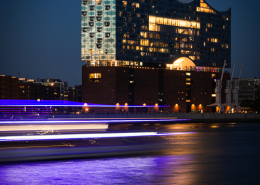 Die Elbphilharmonie im Hamburger Hafen leuchtet in der blauen Stunde der Abenddämmerung, Hamburg, Deutschland