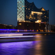 Die Elbphilharmonie im Hamburger Hafen leuchtet in der blauen Stunde der Abenddämmerung, Hamburg, Deutschland