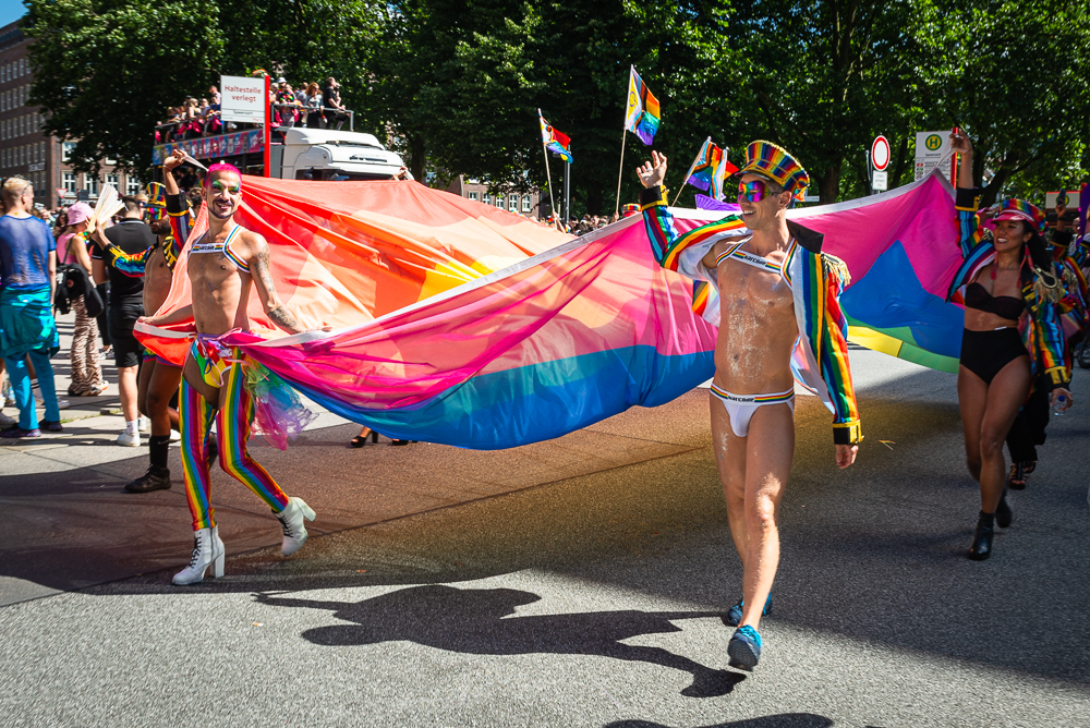 Bunt und fantasievoll gekleidete Teilnehmer der Christopher Street Day CSD Parade im Hamburg, Deutschland