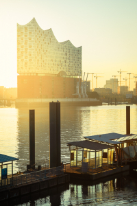 Die Elbphilharmonie und Hafencity im Hamburger Hafen in der Morgensonne, Deutschland