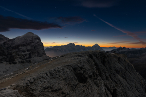 Morgendämmerung am Gipfel des kleinen Lagazuoi mit dem Panorama der Dolomiten bei Cortina d'Ampezzo, Italien