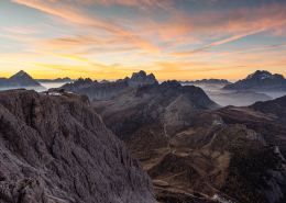 Morgendämmerung am Gipfel des kleinen Lagazuoi mit dem Panorama der Dolomiten bei Cortina d'Ampezzo, Italien