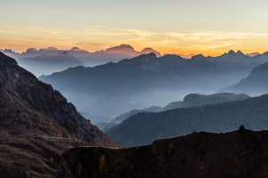 Abenddämmerung über der herbstlichen Landschaft mit Tälern und Bergketten der Palagruppe und Ampezzaner Dolomiten, Passo di Giau, Dolomiten, Italien