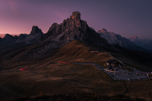 Abenddämmderung auf der Giau-Passhöhe in den Dolomiten mit den leuchtenden Felswänden von Ra Gusela, Nuvolau, Averau, Tofane, Croda Rossa, Provinz Belluno, Italien