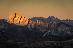 Erste Sonnenstrahlen am Settsass in den Dolomiten, Italien