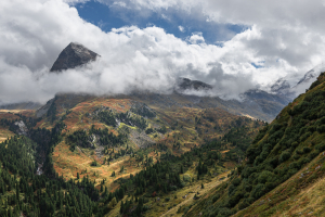 Wolken umspielen die Berghänge des Hangerer oberhalb der Zirbenwälder im Gurgler Tal, Ötztaler Alpen, Tirol, Österreich