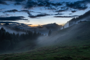 Nebelschwaden in der Abenddämmerung nach einem Sturm auf der Ackernalm, Tirol, Österreich
