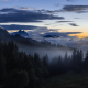 Nebelschwaden ziehen nach einem Sommergewitter in der Abenddämmerung durch die Bergwälder an der Ackernalm, Tirol, Österreich