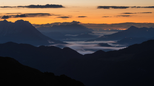 Aussicht vom Veitsberg auf den Sonnenaufgang über dem Kaisergebirge und den Kitzbüheler Alpen, Tirol, Österreich