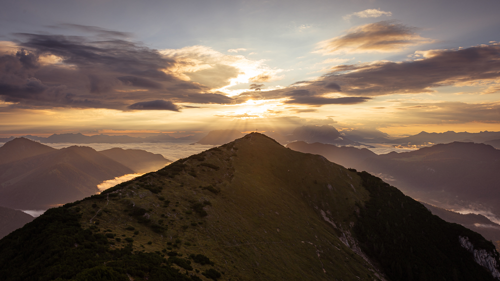 Aussicht vom Frechjoch über den Veitsberg auf den Sonnenaufgang über dem Kaisergebirge, Tirol, Österreich