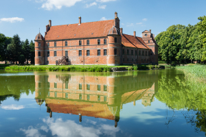 Die Renaissance Fassade von Schloss Rosenholm und spiegelt sich im Wasser, Jütland, Dänemark