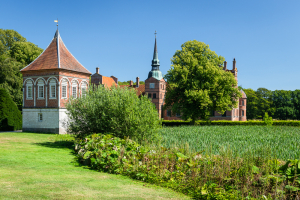 Der Pirkentavl Pavillon im Schlosspark vor der barocken Backsteinfassade von Schloss Rosenholm, Jütland, Dänemark