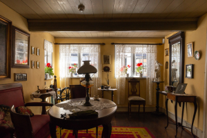 Wohnzimmer mit historischen Möbeln in der alten Färberei des Ostjütland Museums von Ebeltoft, Djursland, Dänemark