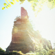 Halsgraben und Bergfried der mittelalterlichen Burgruine Groß-Wasigenstein auf einem Felsen im Gegenlicht der Sonne, Wasgau, Elsass, Frankreich