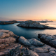 Leuchtendender Sonnenuntergang auf den Felsen im Naturreservat Tjurpannan in den Schären der schwedischen Westküste