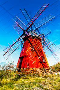 Historische rote Windmühle in Mollösund auf der Insel Orust in den Schären der schwedischen Westküste