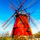 Historische rote Windmühle in Mollösund auf der INsel Orust in den Schären der schwedischen Westküste