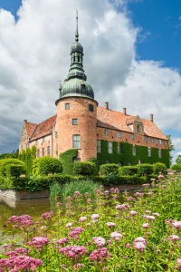 Renaissance-Schloss Vittskövle mit Park und Wassergraben in Südschweden im Sommer