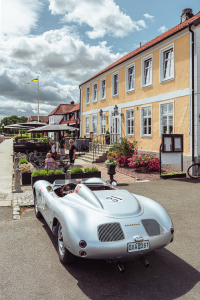 Ein silberfarbener Porsche 718 Spyder Replika parkt vor der Terasse vor einem Gasthaus in Ahus im Sommer, Schonen, Schweden