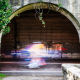Radfahrer und Autos mit Bewegungsunschärfe in einem Tunnel der Gardesana Occidentale oberhalb Limone, Lombardei, Italien