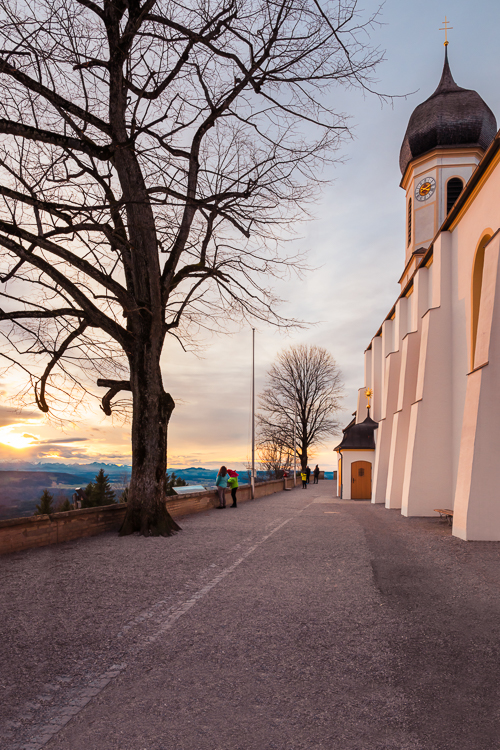 Wallfahrtskirche und Aussichtsterasse auf dem Hohenpeißenberg bei Sonnenuntergang, Bayern, Deutschland