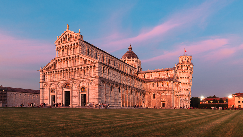 Der Dom und der schiefe Turm von Pisa leuchten im goldenen Licht der Abenddämmerung, Pisa, Toskana, Italien