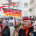 Ein Mann trägte ein Plakat gegen die AfD bei einer Demonstration gegen Rechtsextremismus am Siegestor in München