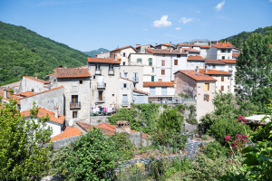 Häuser in der Altstadt von Prats-de-Mollo-la-Preste vor den Bergen der französischen Pyrenäen, Okzitanien, Frankreich