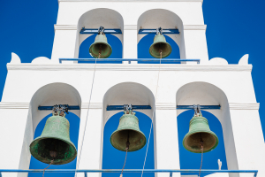 Glocken im Glockenturm der Kirche Panagia Platsani in Oia, Santorin, Griechenland