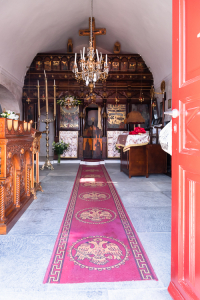 Blick in den Innenraum und den Altar der Heiligen Kirche von Taxiarches in Oia, Santorin, Griechenland