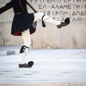 Wachablösung der Evzonen Wachsoldaten am Grab des unbekannten Soldaten am Syntagma Platz vor dem Parlamanet in Athen