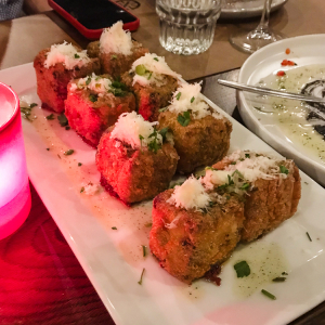 Galaktoboureko Süßspeise auf einem weissen Teller in einem Retstaurant in Athen, Griechenland