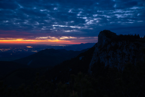 Morgendämmerung am Breitenstein mit Aussicht vom Bockstein-Gipfel in den Chiemgau, Bayern, Deutschland