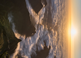 Sogenannter "Sonnenaufgang" über Madeira auf dem Gipfel des Pico do Arieiro, während noch Morgennebel in den steilen Bergtälern und über der Küste hängt