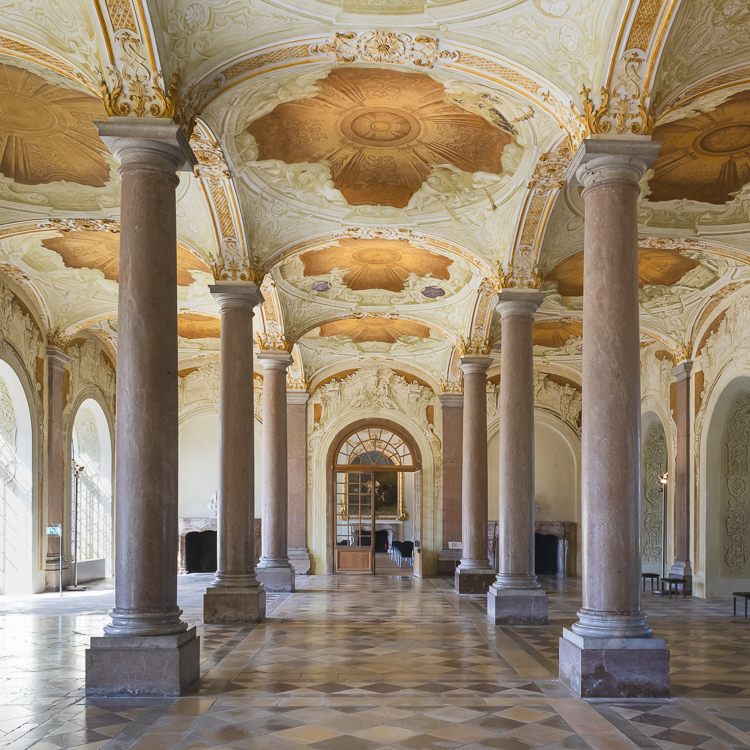 Säulen und stuckverzierte Decke im Vestibül im Neuen Schloss Unterschleißheim, Bayern, Deutschland Säulen und stuckverzierte Decke im Vestibül im Neuen Schloss Unterschleißheim, Bayern, Deutschland